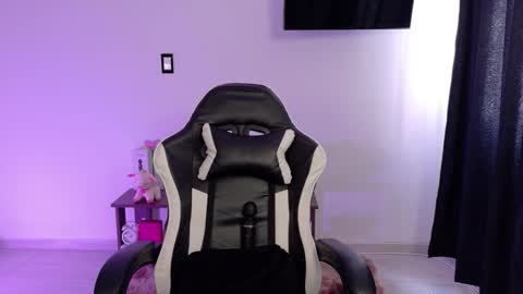 Snapshot of victoriahot_23 chatting on October 26, 6:58 pm Kim 3 online show from October 26, 6:58 pm