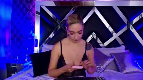 Snapshot of victtoria_lee chatting on October 17, 11:18 pm victtoria lee online show from October 17, 11:18 pm