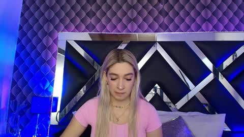 Snapshot of victtoria_lee chatting on November 5, 7:25 pm victtoria lee online show from November 5, 7:25 pm