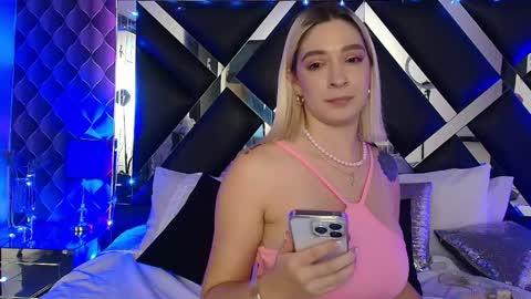 Snapshot of victtoria_lee chatting on May 15, 11:01 pm victtoria lee online show from May 15, 11:01 pm