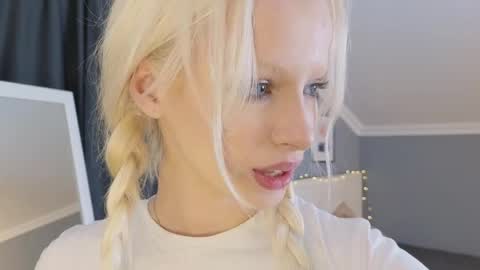 Snapshot of vienna_gones chatting on April 10, 12:21 pm Eva online show from April 10, 12:21 pm