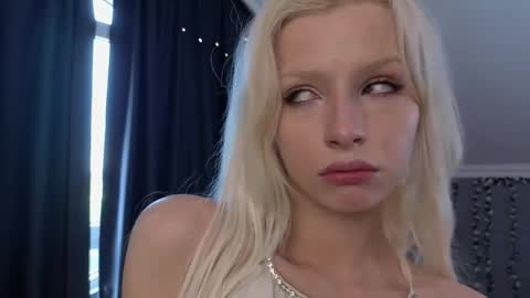 Snapshot of vienna_gones chatting on May 7, 12:21 pm Eva online show from May 7, 12:21 pm