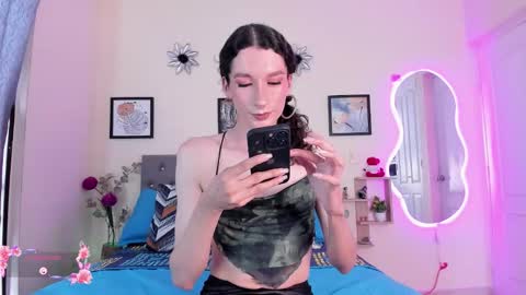 Snapshot of viioleta_cam chatting on December 15, 9:41 pm Violet online show from December 15, 9:41 pm