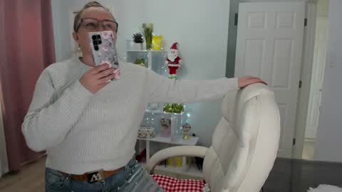 Snapshot of vika7333 chatting on December 8, 3:24 pm Ukrainian-woman online show from December 8, 3:24 pm