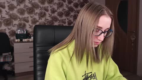 Snapshot of vikaericka chatting on December 10, 7:37 am Vika online show from December 10, 7:37 am