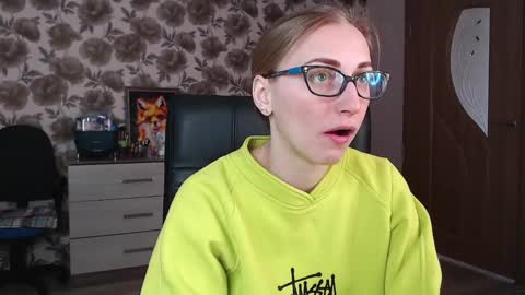 Snapshot of vikaericka chatting on February 9, 8:11 am Vika online show from February 9, 8:11 am