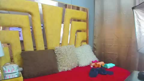 Snapshot of vikitomson chatting on August 5, 1:14 pm vikiTomson online show from August 5, 1:14 pm