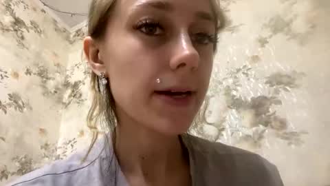 Snapshot of viktoria9898 chatting on May 15, 11:12 pm Sweett online show from May 15, 11:12 pm