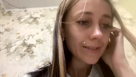 Snapshot of viktoria9898 chatting on June 1, 2:24 am Sweett online show from June 1, 2:24 am