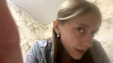 Snapshot of viktoria9898 chatting on August 5, 11:39 pm Sweett online show from August 5, 11:39 pm