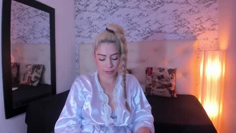 Snapshot of viktoria_davis_ chatting on January 14, 8:37 pm Viktoria online show from January 14, 8:37 pm