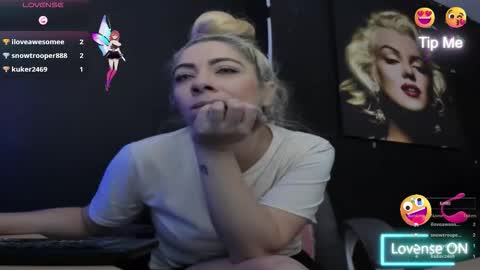 Snapshot of viktoria_davis_ chatting on November 1, 1:18 am Viktoria online show from November 1, 1:18 am