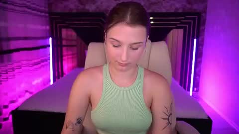 Snapshot of vikviklove chatting on June 25, 7:40 pm VikVikLove online show from June 25, 7:40 pm