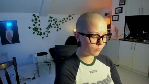 Snapshot of villyvici chatting on April 26, 6:27 pm Villy online show from April 26, 6:27 pm