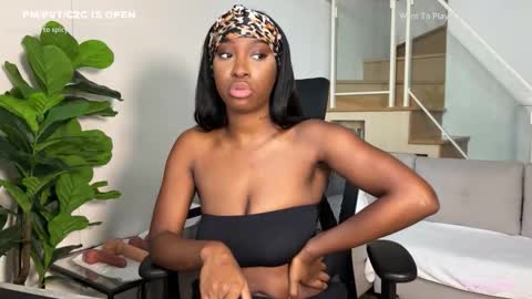 Snapshot of violet6xft chatting on March 27, 8:26 am Fantasy Black Girl online show from March 27, 8:26 am