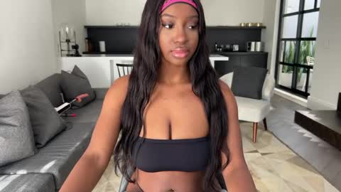 Snapshot of violet6xft chatting on May 8, 1:49 pm Fantasy Black Girl online show from May 8, 1:49 pm