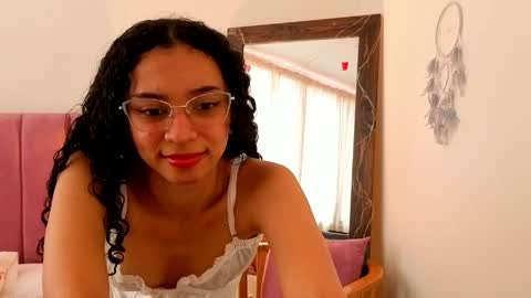 Snapshot of violet__15 chatting on May 4, 12:56 pm violet__15 online show from May 4, 12:56 pm