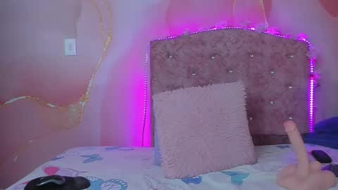 Snapshot of violet__taylor_ chatting on October 23, 2:22 am violet__taylor_ online show from October 23, 2:22 am