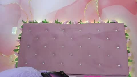 Snapshot of violet__taylor_ chatting on May 5, 2:19 am violet__taylor_ online show from May 5, 2:19 am