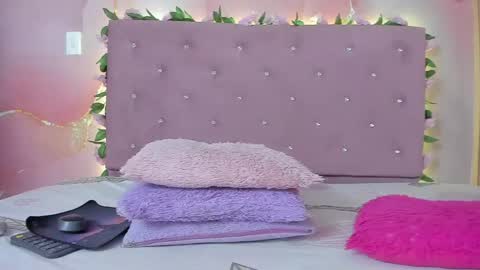 Snapshot of violet__taylor_ chatting on May 25, 2:17 am violet__taylor_ online show from May 25, 2:17 am