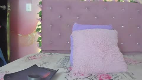 Snapshot of violet__taylor_ chatting on May 26, 2:18 am violet__taylor_ online show from May 26, 2:18 am