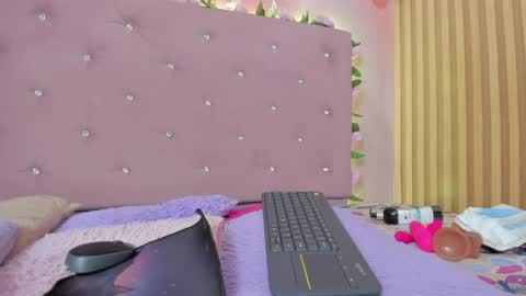 Snapshot of violet__taylor_ chatting on June 8, 2:23 am violet__taylor_ online show from June 8, 2:23 am