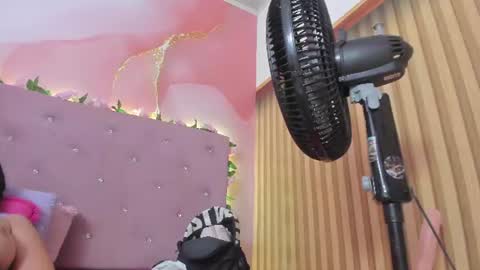 Snapshot of violet__taylor_ chatting on June 18, 9:14 am violet__taylor_ online show from June 18, 9:14 am