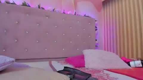 Snapshot of violet__taylor_ chatting on July 1, 2:24 am violet__taylor_ online show from July 1, 2:24 am