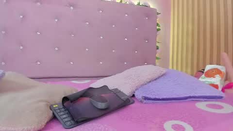 Snapshot of violet__taylor_ chatting on July 6, 2:19 am violet__taylor_ online show from July 6, 2:19 am
