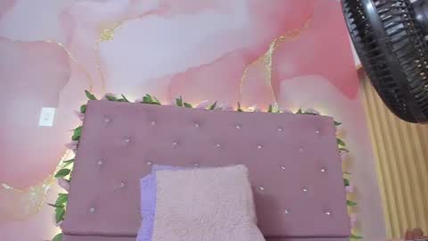 Snapshot of violet__taylor_ chatting on July 22, 2:25 am violet__taylor_ online show from July 22, 2:25 am