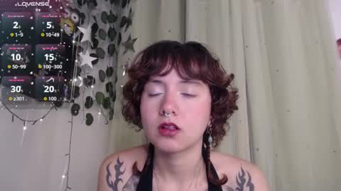 Snapshot of violet_bluee chatting on July 12, 8:05 am Violet online show from July 12, 8:05 am