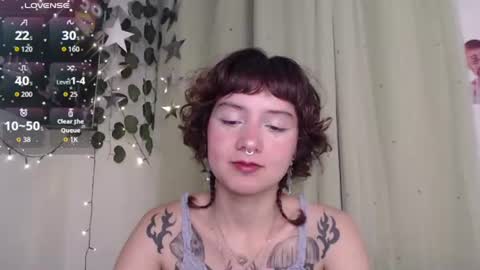 Snapshot of violet_bluee chatting on July 13, 8:28 am Violet online show from July 13, 8:28 am