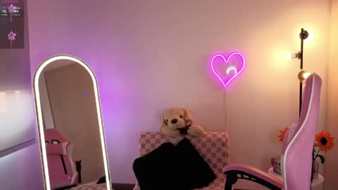 Snapshot of violet_ch chatting on June 5, 8:36 pm violet online show from June 5, 8:36 pm