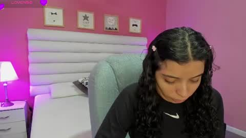 Snapshot of violet_sinclair chatting on June 22, 11:40 am violet_sinclair online show from June 22, 11:40 am