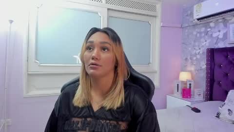 Snapshot of violeta_medina chatting on May 20, 2:40 am violeta_medina online show from May 20, 2:40 am