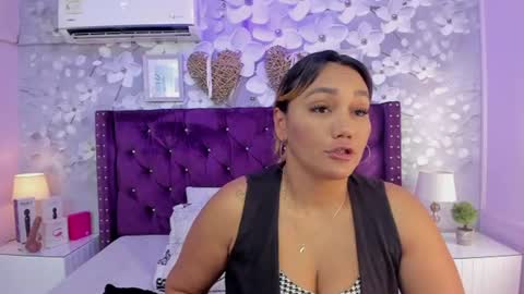 Snapshot of violeta_medina chatting on June 17, 1:19 am violeta_medina online show from June 17, 1:19 am