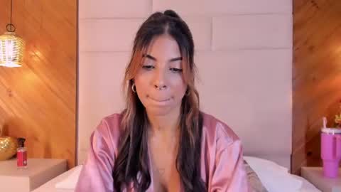 Snapshot of violetahills_ chatting on June 8, 3:45 pm Violeta online show from June 8, 3:45 pm