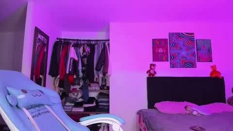 Snapshot of violetbunnyy1 chatting on November 30, 8:51 am Violet online show from November 30, 8:51 am