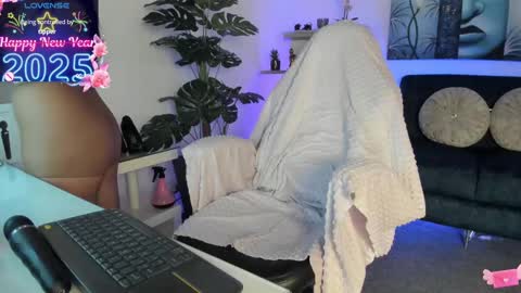 Snapshot of violetparkker chatting on March 3, 2:26 pm violetparkker online show from March 3, 2:26 pm