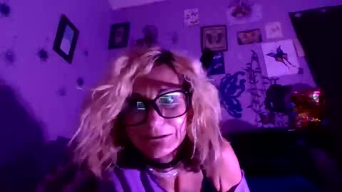 violetsprings7 online show from March 27, 11:54 am