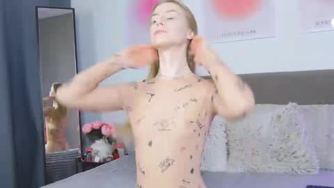 Snapshot of violetswone chatting on November 21, 6:34 am VioletSwone online show from November 21, 6:34 am