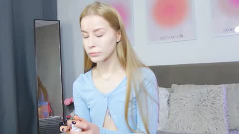 Snapshot of violetswone chatting on November 24, 6:13 am VioletSwone online show from November 24, 6:13 am