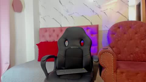 violett  rousee online show from December 5, 3:30 pm