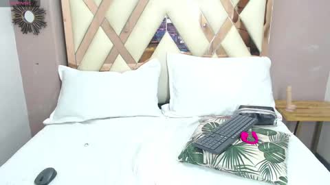 V I O L E T T E  online show from October 9, 4:05 pm