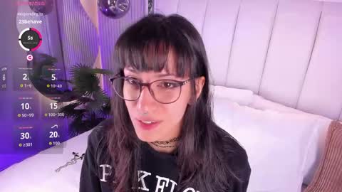 violettacolinss online show from May 5, 11:40 am