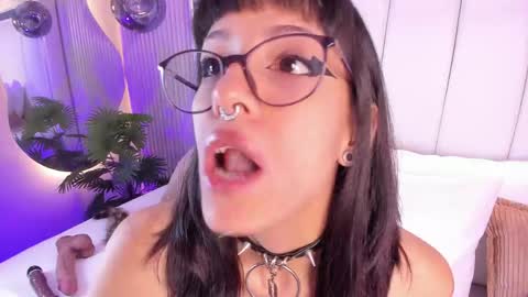 Snapshot of violettacolinss chatting on May 21, 11:39 am violettacolinss online show from May 21, 11:39 am