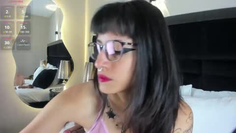 Snapshot of violettacolinss chatting on May 25, 11:49 am violettacolinss online show from May 25, 11:49 am