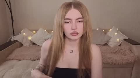 ViolettaOtis online show from May 27, 12:46 pm