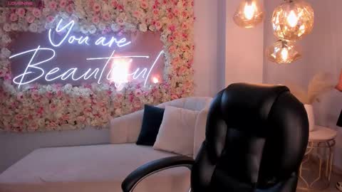 Snapshot of violettcastel chatting on September 24, 6:55 pm Violett Castel online show from September 24, 6:55 pm