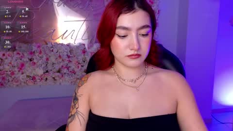 Snapshot of violettcastel chatting on February 6, 8:34 pm Violett Castel online show from February 6, 8:34 pm